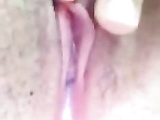 Худая девчонка раздевается и мастурбирует мокрую киску руками