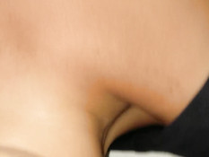 Член входит в выбритую письку девушки с татуировкой на животе