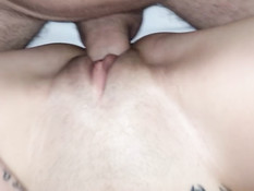 Член входит в выбритую письку девушки с татуировкой на животе