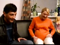 Парень ебёт беременную немецкую блондинку с пирсингом в киске