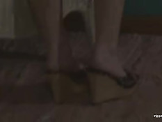 Беременная блондинка позирует перед зеркалом и ебётся с мужем