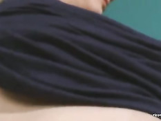 Беременная блондинка позирует перед зеркалом и ебётся с мужем