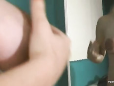 Беременная блондинка позирует перед зеркалом и ебётся с мужем