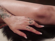 Покорный раб лижет ноги и клитор беременной госпоже с татуировками