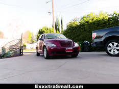 Мужик на диване отпердолил в анал тощую девушку Angel Smalls