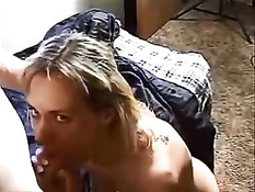 Худой парень дал пососать член зрелой блондинке и отымел раком