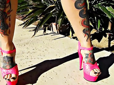 Знойной женщине с тату сделали анальный фистинг и отымели в зад