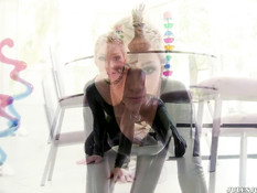 Блондинка с короткой стрижкой Lily Labeau ебётся с двумя парнями