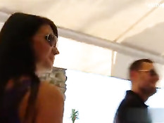 Молодая сисястая брюнетка насаживается пиздой на здоровый хуй