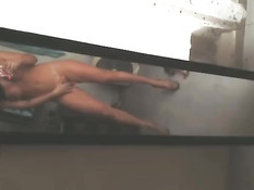 Обнажённая девушка мастурбирует в ванной и снимает на смартфон