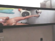 Обнажённая девушка мастурбирует в ванной и снимает на смартфон