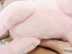 Строгий мужчина оттрахал страпоном певичку в концертном платье