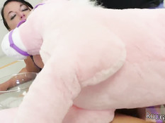 Строгий мужчина оттрахал страпоном певичку в концертном платье