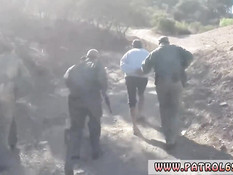 Пойманной на границе молодой блондинке пришлось отсосать член