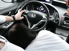 Немецкая брюнетка в автомашине делает минет водителю за рулём