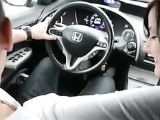 Немецкая брюнетка в автомашине делает минет водителю за рулём