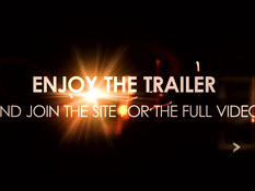 Сексуальная девчонка раздевается и играется с членом на кровати