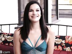 Татуированная девушка Eden Sinclair делает очень глубокий минет