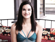 Татуированная девушка Eden Sinclair делает очень глубокий минет