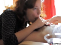 Шатенка в тёмном платье держит хуй руками и сосёт словно леденец