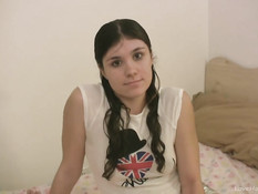 Молодая подруга ебёт себя фаллосом, а потом делает парню минет