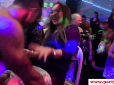 Девки целовались на девичнике и отсасывали члены у стриптизёров