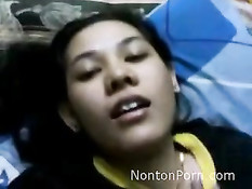 Азиатский мужчина лижет соски своей молодой застенчивой подруге