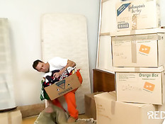 Работник заставил худую блондиночку в очках сделать ему минет