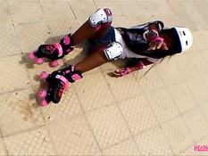 Азиатская роллерша в шлеме отсасывает и дрочит мужчине его член