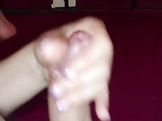 Любовница дрочит бритый член рукой доводя до семяизвержения