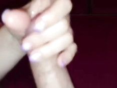 Любовница дрочит бритый член рукой доводя до семяизвержения