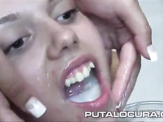 Парни заливают горячей спермой рот молодой девушке Daniela Leon