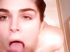 Молодая латинская подружка выдрочила сперму в открытый ротик