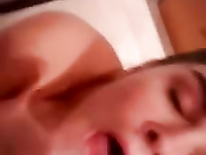 Молодая латинская подружка выдрочила сперму в открытый ротик