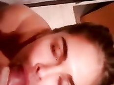 Молодая латинская подружка выдрочила сперму в открытый ротик