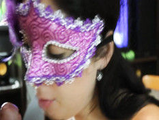 Девушка в маске вылизывает сперму с члена после хорошего отсоса