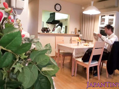 Милая японская студентка помогла кончить состоятельному мужчине