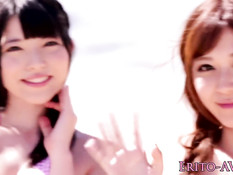 Горячие японские девки снимают бикини и ебутся с парнем на пляже