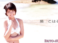 Горячие японские девки снимают бикини и ебутся с парнем на пляже