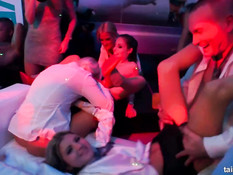 Бисексуальные девушки отлизывают и трахаются на секс вечеринке