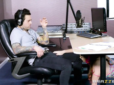 Парень с татуировками отымел тёлку с пирсингом пупка Dani Jensen