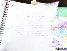 Сделал фистинг кареглазой девке с волосатой киской и дал сосать