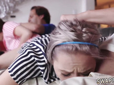 Двум молодым шалавам приходится сделать минет двум дяденькам