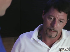 Двум молодым шалавам приходится сделать минет двум дяденькам