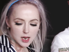 Двум молодым шалавам приходится сделать минет двум дяденькам