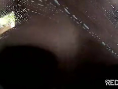 Две лесбиянки на улице мыли машину и тёрлись большими сиськами