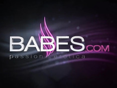 Две лесбиянки делают подруге массаж, а потом занимаются сексом