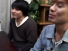 Женщина из Японии сосёт хуй и занимается сексом с молодым парнем
