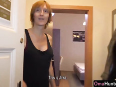 Молодая брюнетка лесбиянка занимается сексом со зрелой подругой