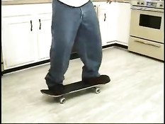 Сексуально озабоченная дамочка Kat Kleevage соблазняет паренька